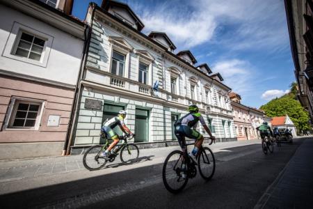 Ekipa kolesarjev v okviru projekta Dobrodelno okrog Slovenije tudi v Kamniku 6